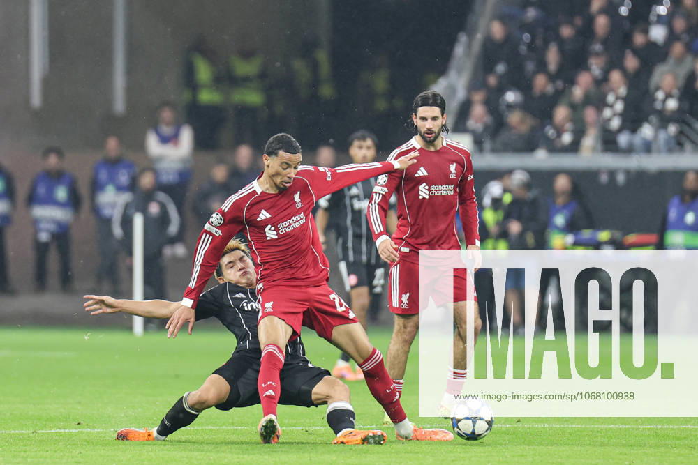 Ritsu Doan (Eintracht Frankfurt,20) und Hugo Ekitike (FC Liverpool, 22) im Zweikampf UEFA Champions League, 3. Spieltag: Eintracht Frankfurt - FC Liverpool am 22.10.25 in Deutsche Bank Park, Frankfurt Frankfurt Deutsche Bank Park Frankfurt Deutschland