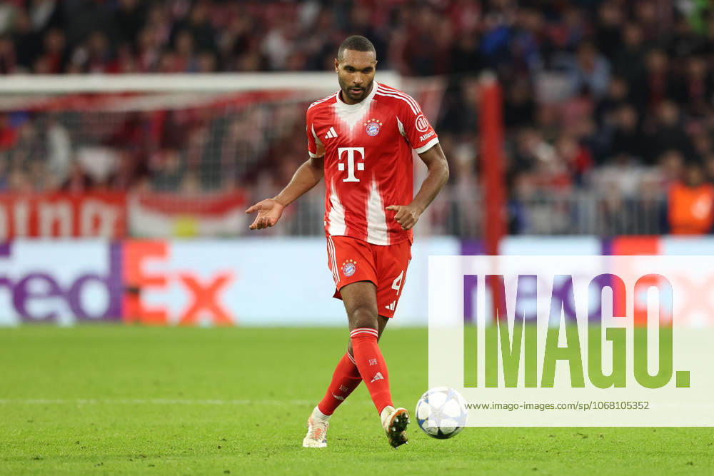 Jonathan Tah (FC Bayern Muenchen, 04) mit Ball, GER, FC Bayern Muenchen vs. Club Bruegge, Fussball, UEFA Champions League, Liga-Phase, 3. Spieltag, Saison 2025 2026, 22.10.2025, GER, FC Bayern Muenchen vs. Club Bruegge, Fussball, UEFA Champions League, Liga-Phase, 3. Spieltag, Saison 2025 2026, 22.10.2025 Muenchen