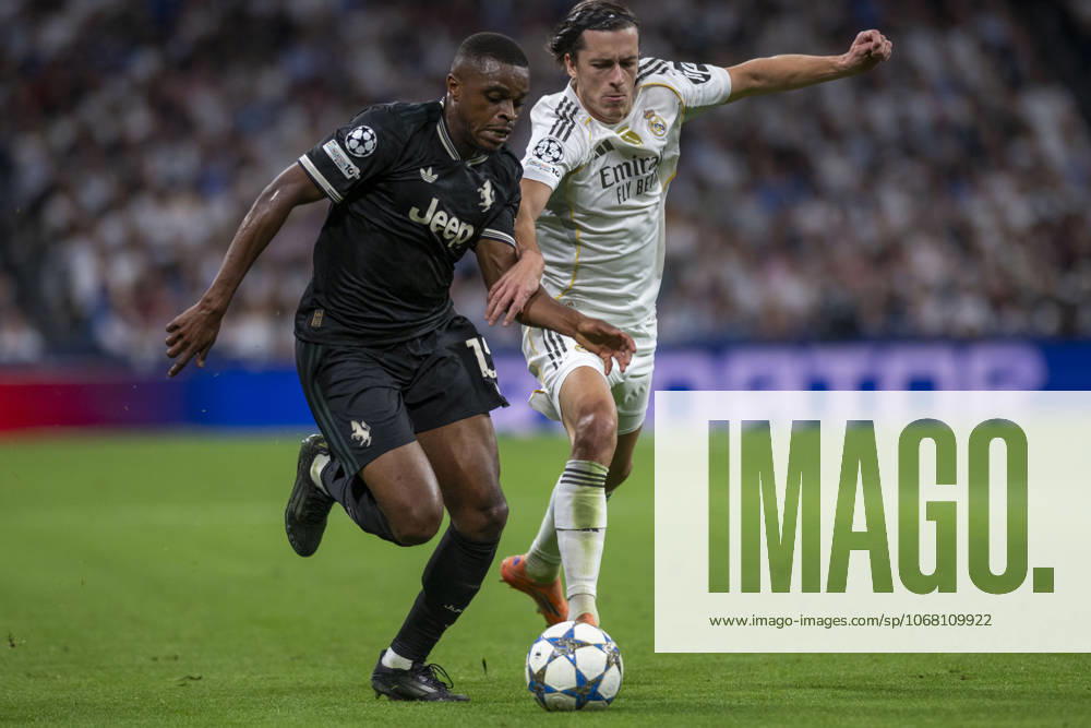 ALVARO CARRERAS of Real Madrid CF and PIERRE KALULU of Juventus de Turin in action during the match on the third day of the group stage of the 2025 26 UEFA Champions League between REAL MADRID C.F. vs JUVENTUS DE TURIN, played at the Santiago Bernabeu Stadium on October 22, 2025, in Madrid, Spain. Madrid Spain - ZUMAc312 20251023_zsp_c312_044