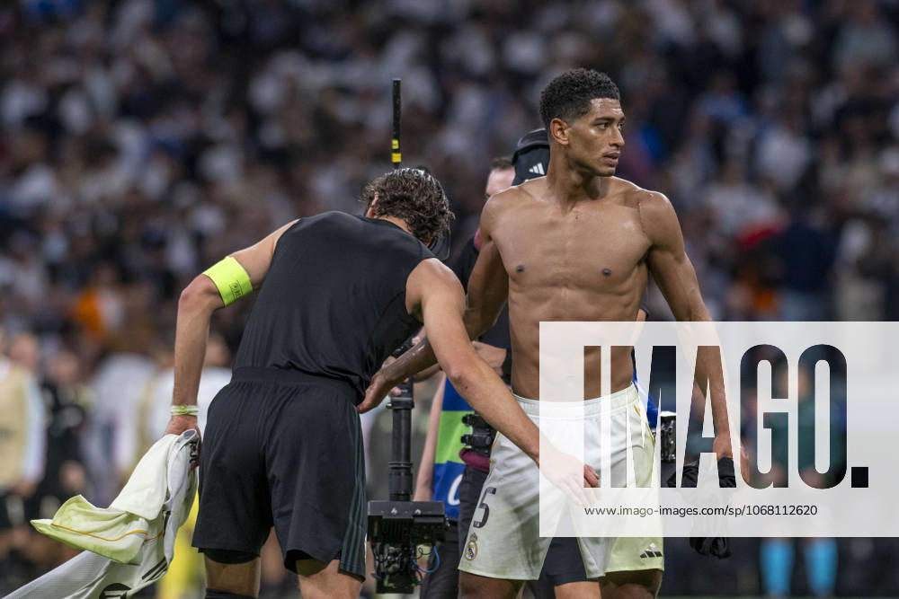 JUDE BELLINGHAM of Real Madrid CF swapped shirts with MANUEL LOCATELLI of Juventus de Turin during the match on the third day of the group stage of the 2025 26 UEFA Champions League between REAL MADRID C.F. vs JUVENTUS DE TURIN, played at the Santiago Bernabeu Stadium on October 22, 2025, in Madrid, Spain. Madrid Spain - ZUMAc312 20251023_zsp_c312_174