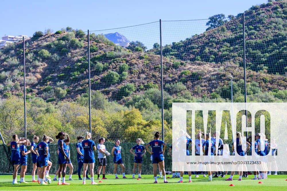 Players of the Swedish women s national football team at a training session on October 23, 2025 in Benahavis. Photo: Ludvig Thunman BILDBYRAN kod LT LT0734 fotboll football soccer fotball träning practice training sverige sweden dam bbeng