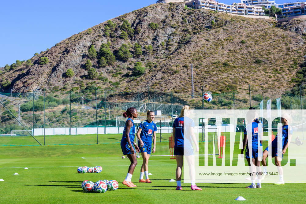 Players of the Swedish women s national football team at a training session on October 23, 2025 in Benahavis. Photo: Ludvig Thunman BILDBYRAN kod LT LT0734 fotboll football soccer fotball träning practice training sverige sweden dam bbeng