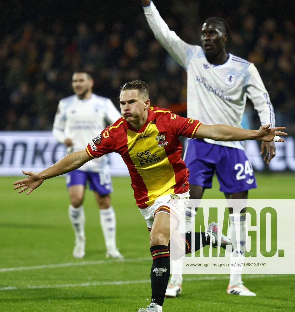 DEVENTER - Mathis Suray of Go Ahead Eagles celebrates the 1-1 draw during the UEFA Europa League match between Go Ahead Eagles and Aston Villa FC at De Adelaarshorst on October 23, 2025, in Deventer, Netherlands. ANP VINCENT JANNINK UEFA Europa League 2025-2026 ANPxSportx IVx 540075411 originalFilename: 540075411