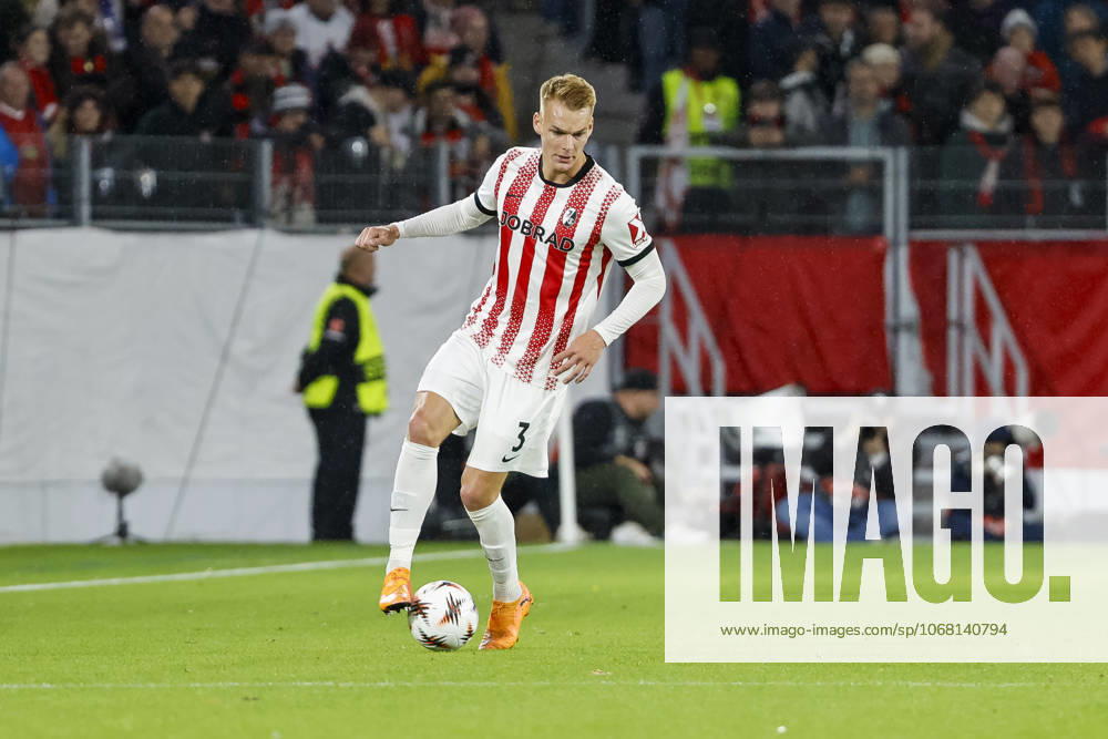 Philipp Lienhart (SC Freiburg, 03) am Ball , Deutschland, UEFA Europa League, 3. Spieltag, 2025 2026, SC Freiburg vs. FC Utrecht, 23.10.2025, Stadion am Wolfswinkel, Freiburg, Deutschland Freiburg Stadion am Wolfswinkel Baden-Württemberg Deutschland
