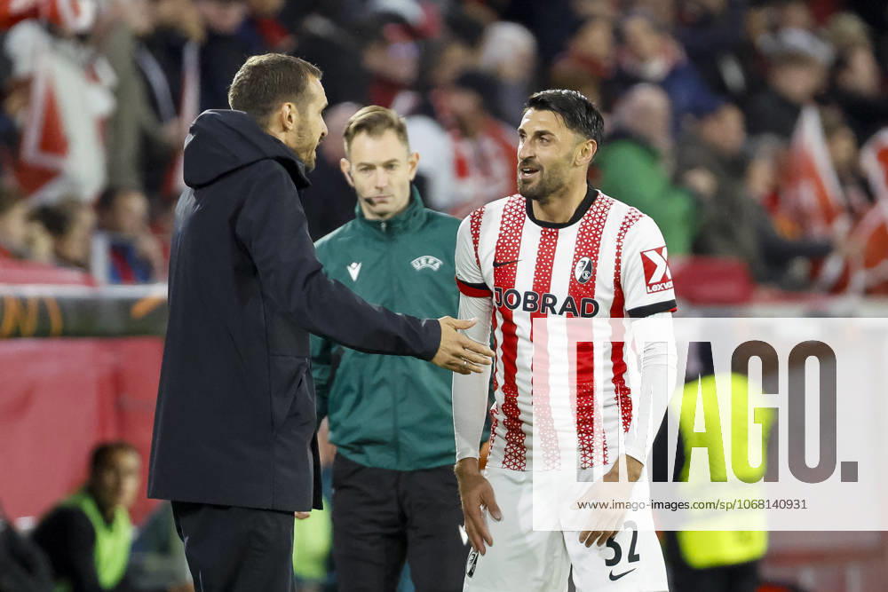 Julian Schuster (SC Freiburg, Trainer) und Vincenzo Grifo (SC Freiburg, 32) im Dialog , Deutschland, UEFA Europa League, 3. Spieltag, 2025 2026, SC Freiburg vs. FC Utrecht, 23.10.2025, Stadion am Wolfswinkel, Freiburg, Deutschland Freiburg Stadion am Wolfswinkel Baden-Württemberg Deutschland