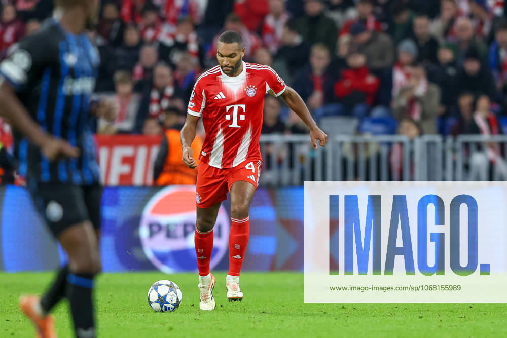 Jonathan Tah (FC Bayern Muenchen, 04) mit Ball, GER, FC Bayern Muenchen vs. Club Bruegge, Fussball, UEFA Champions League, Liga-Phase, 3. Spieltag, Saison 2025 2026, 22.10.2025, GER, FC Bayern Muenchen vs. Club Bruegge, Fussball, UEFA Champions League, Liga-Phase, 3. Spieltag, Saison 2025 2026, 22.10.2025 Muenchen