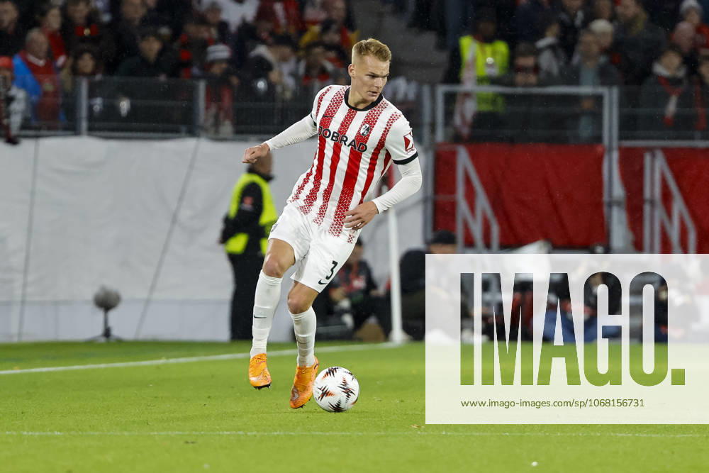 Philipp Lienhart (SC Freiburg, 03) am Ball , Deutschland, UEFA Europa League, 3. Spieltag, 2025 2026, SC Freiburg vs. FC Utrecht, 23.10.2025, Stadion am Wolfswinkel, Freiburg, Deutschland Freiburg Stadion am Wolfswinkel Baden-Württemberg Deutschland