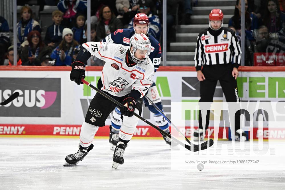 Samuel Dove-Mcfalls (Nuernberg Ice Tigers) Schwenninger Wild Wings gegen Nuernberg Ice Tigers, DEL, Hauptrunde, Spieltag 13, Saison 2025 2026, 24.10.2025 Schwenninger Wild Wings gegen Nuernberg Ice Tigers, DEL, Hauptrunde, Spieltag 13, Saison 2025 2026, 24.10.2025 Schwenningen