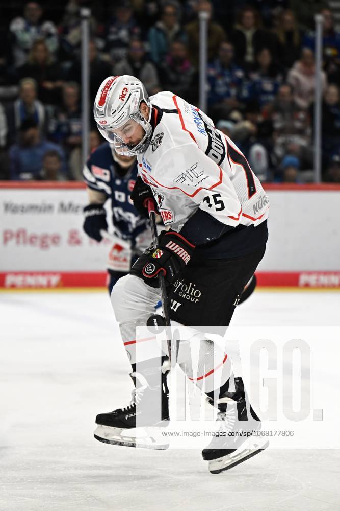 Samuel Dove-Mcfalls (Nuernberg Ice Tigers) Schwenninger Wild Wings gegen Nuernberg Ice Tigers, DEL, Hauptrunde, Spieltag 13, Saison 2025 2026, 24.10.2025 Schwenninger Wild Wings gegen Nuernberg Ice Tigers, DEL, Hauptrunde, Spieltag 13, Saison 2025 2026, 24.10.2025 Schwenningen