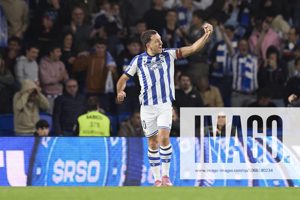 Mikel Oyarzabal of Real Sociedad celebrates after scoring the team s first goal during the LaLiga EA Sports match between Real Sociedad and Sevilla FC at Anoeta on October 24, 2025, in San Sebastian, Spain. San Sebastian SPAIN - ZUMAa181 20251024_zaa_a181_057