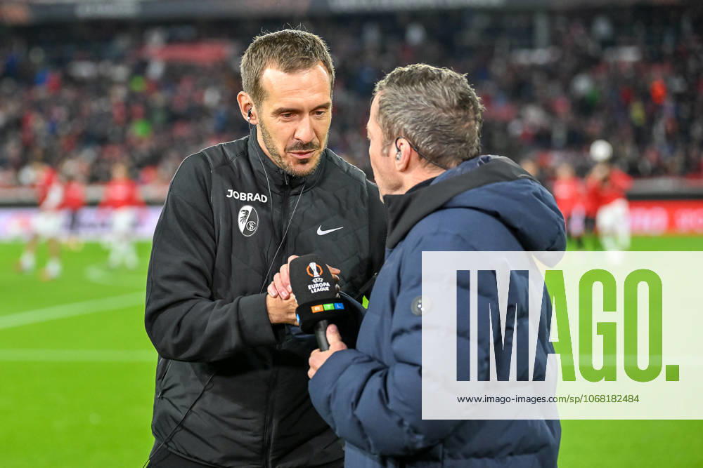 Julian Schuster (SC Freiburg, Trainer) gibt Lothar Matthaeus (ehemaliger Fussballprofi) die Hand. GER, SC Freiburg - FC Utrecht, Fussball, Europa League, 3. Spieltag, Saison 2025 2026, 23.10.2025 GER, SC Freiburg - FC Utrecht, Fussball, Europa League, 3. Spieltag, Saison 2025 2026, 23.10.2025 Freiburg