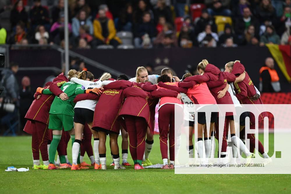 Deutschland Mannschaftskreis, Motivation, Verschwoerung, UEFA Womens Nations League, Halbfinale, Semi Finale, Fussball Laenderspiel der Frauen, Deutschland (GER) - Frankreich (FRA) 1-0 am 24.10.2025 in Duesseldorf Deutschland. Â
