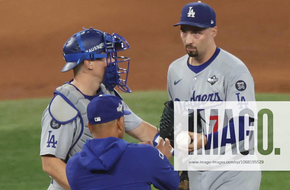 Los Angeles Dodgers pitcher Blake Snell (7) is taken out of the game by manager Dave Roberts in the sixth inning against the Toronto Blue Jays during game one of the MLB, Baseball Herren, USA World Series at Rogers Centre in Toronto, Canada, on Friday, October 24, 2025. TOR20251024855 AARONxJOSEFCZYK