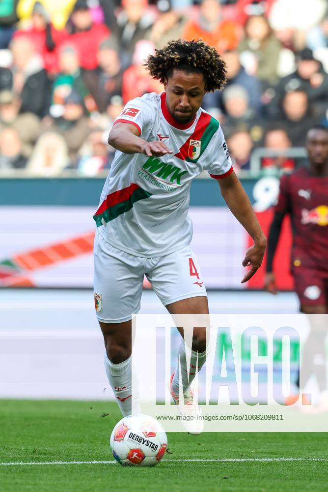 Han-Noah Massengo 4 (FC Augsburg), FC Augsburg vs. RB Leipzig, Fussball, 1. Bundesliga, 8. Spieltag, 25.10.2025 DFB regulations prohibit any use of photographs as image sequences and or quasi-video Augsburg Bayern Deutschland