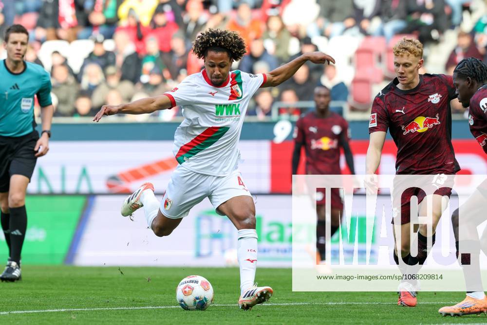 Han-Noah Massengo 4 (FC Augsburg), FC Augsburg vs. RB Leipzig, Fussball, 1. Bundesliga, 8. Spieltag, 25.10.2025 DFB regulations prohibit any use of photographs as image sequences and or quasi-video Augsburg Bayern Deutschland