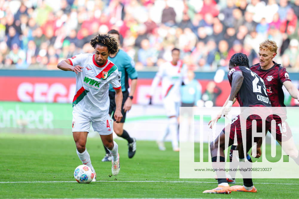 Han-Noah Massengo (4, FC Augsburg) beim Spiel zwischen FC Augsburg v RB Leipzig, Fußball, Herren, Bundesliga, 2025 2026, 8.Spieltag am 25.10.2025 in Augsburg, WWK-Arena. DFL and DFB regulations prohibit any use of photographs as image sequences and or quasi-video. Bayern Deutschland