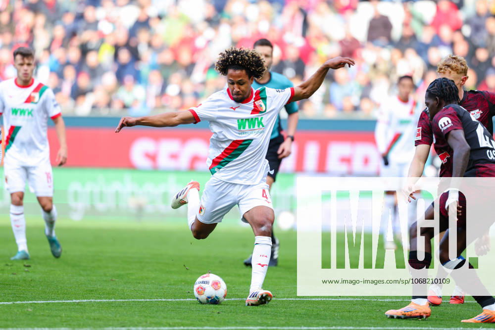 Han-Noah Massengo (4, FC Augsburg) beim Spiel zwischen FC Augsburg v RB Leipzig, Fußball, Herren, Bundesliga, 2025 2026, 8.Spieltag am 25.10.2025 in Augsburg, WWK-Arena. DFL and DFB regulations prohibit any use of photographs as image sequences and or quasi-video. Bayern Deutschland