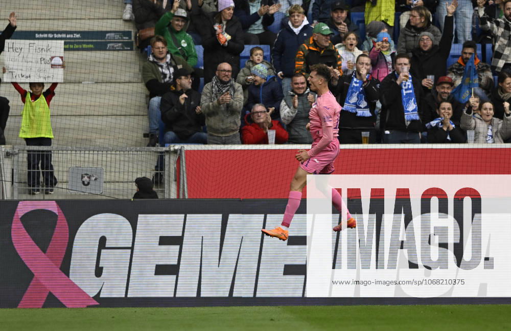 TOR zum 1:0 Fisnik Asllani TSG 1899 Hoffenheim (11) Torjubel Pink viiolett Trikot Sondertrikot Aktion GEMEINSAM GEGEN BRUSTKREBS TSG 1899 Hoffenheim im Hintergrund Bandenwerbung Logo TSG 1899 Hoffenheim vs 1. FC Heidenheim 1846 FCH 25.10.2025 DFL REGULATIONS PROHIBIT ANY USE OF PHOTOGRAPHS AS IMAGE SEQUENCES AND OR QUASI-VIDEO TSG 1899 Hoffenheim vs 1. FC Heidenheim 1846 FCH