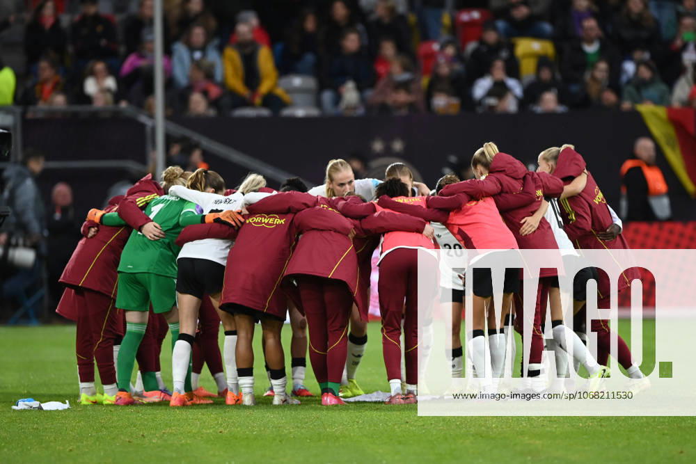 Deutschland Mannschaftskreis, Motivation, Verschwoerung, UEFA Womens Nations League, Halbfinale, Semi Finale, Fussball Laenderspiel der Frauen, Deutschland (GER) - Frankreich (FRA) 1-0 am 24.10.2025 in Duesseldorf Deutschland. Â