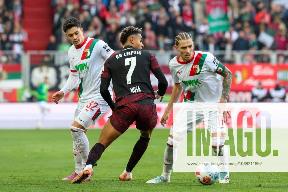 Im Zweikampf, Aktion, mit Fabian Rieder 32 (FC Augsburg), Antonio Nusa 7 (RB Leipzig), Kristijan Jakic 17 (FC Augsburg), FC Augsburg vs. RB Leipzig, Fussball, 1. Bundesliga, 8. Spieltag, 25.10.2025 DFB regulations prohibit any use of photographs as image sequences and or quasi-video Augsburg Bayern Deutschland