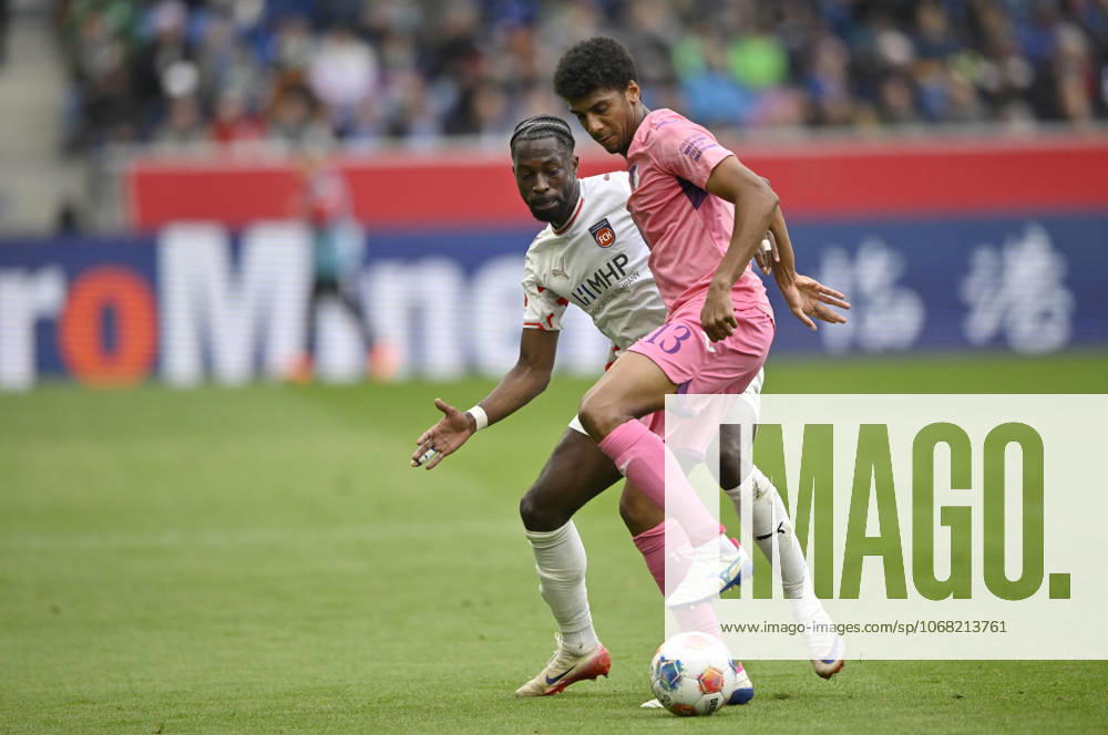 Zweikampf, Aktion Bernardo TSG 1899 Hoffenheim (13) gegen Omar Haktab Traore 1. FC Heidenheim 1846 FCH (23) TSG 1899 Hoffenheim vs 1. FC Heidenheim 1846 FCH 25.10.2025 DFL REGULATIONS PROHIBIT ANY USE OF PHOTOGRAPHS AS IMAGE SEQUENCES AND OR QUASI-VIDEO TSG 1899 Hoffenheim vs 1. FC Heidenheim 1846 FCH