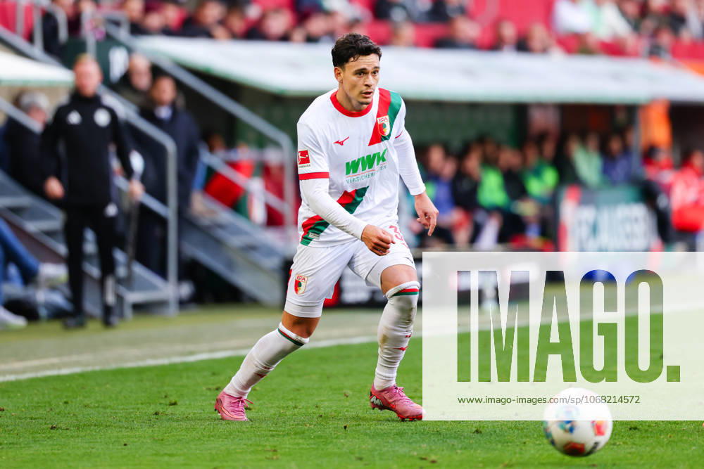 Fabian Rieder (32, FC Augsburg) beim Spiel zwischen FC Augsburg v RB Leipzig, Fußball, Herren, Bundesliga, 2025 2026, 8.Spieltag am 25.10.2025 in Augsburg, WWK-Arena. DFL and DFB regulations prohibit any use of photographs as image sequences and or quasi-video. Bayern Deutschland
