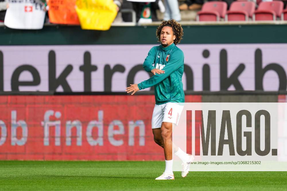 Han-Noah Massengo 4 (FC Augsburg), FC Augsburg vs. RB Leipzig, Fussball, 1. Bundesliga, 8. Spieltag, 25.10.2025 DFB regulations prohibit any use of photographs as image sequences and or quasi-video Augsburg Bayern Deutschland