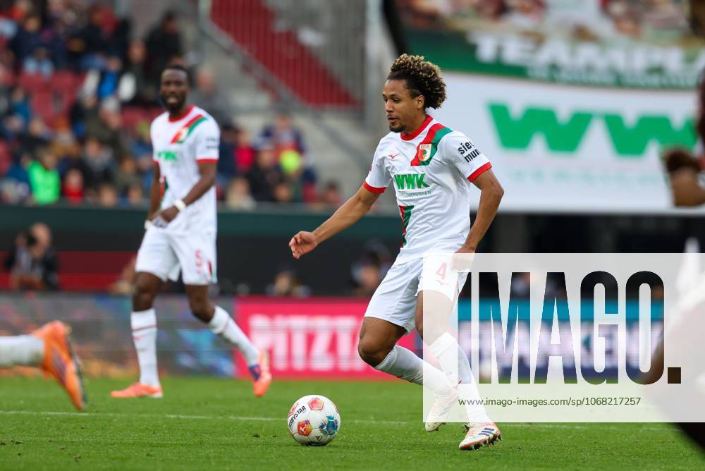 Han-Noah Massengo 4 (FC Augsburg), FC Augsburg vs. RB Leipzig, Fussball, 1. Bundesliga, 8. Spieltag, 25.10.2025 DFB regulations prohibit any use of photographs as image sequences and or quasi-video Augsburg Bayern Deutschland