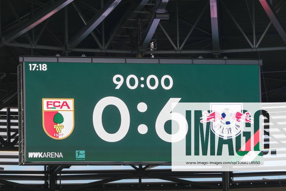 Endstand auf der Anzeigetafel 0:6, FC Augsburg vs. RB Leipzig, Fussball, 1. Bundesliga, 8. Spieltag, 25.10.2025 DFB regulations prohibit any use of photographs as image sequences and or quasi-video Augsburg Bayern Deutschland