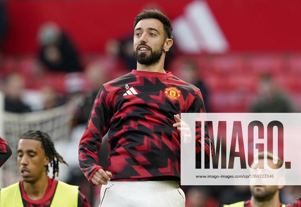 Manchester, England, 25th October 2025. Bruno Fernandes of Manchester United, ManU warms up on his 300th appearance before the Manchester United vs Brighton and Hove Albion Premier League match at Old Trafford, Manchester. Picture credit should read: Andrew Yates Sportimage . SPI_010_AY_Man_Utd_Brighton SPI-4237-0009