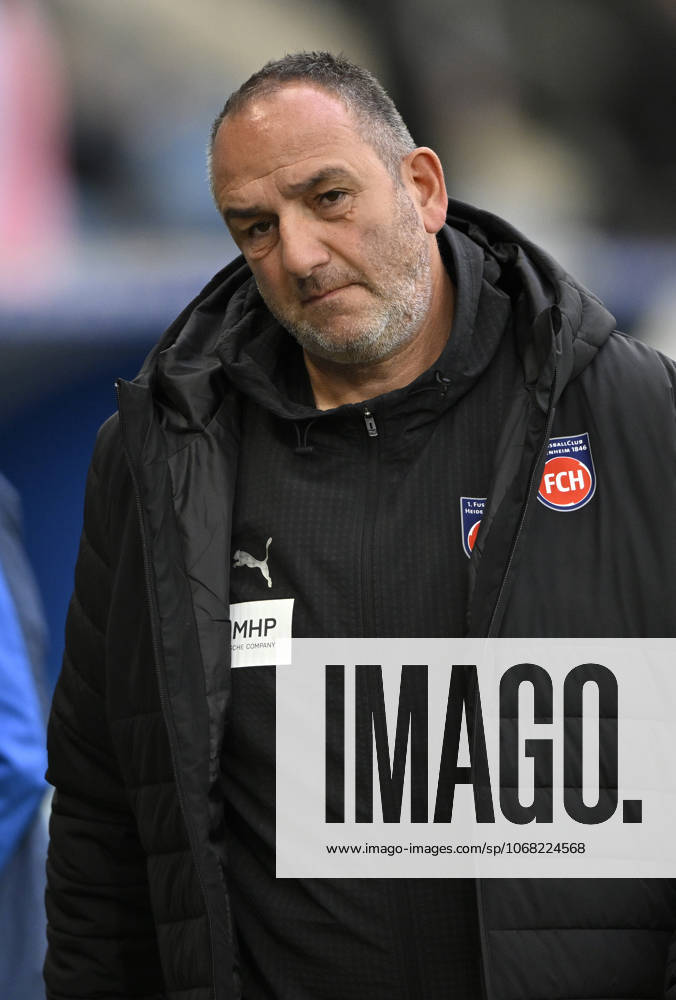 Vor Spielbeginn: Trainer Coach Frank Schmidt 1. FC Heidenheim 1846 FCH TSG 1899 Hoffenheim vs 1. FC Heidenheim 1846 FCH 25.10.2025 DFL REGULATIONS PROHIBIT ANY USE OF PHOTOGRAPHS AS IMAGE SEQUENCES AND OR QUASI-VIDEO TSG 1899 Hoffenheim vs 1. FC Heidenheim 1846 FCH