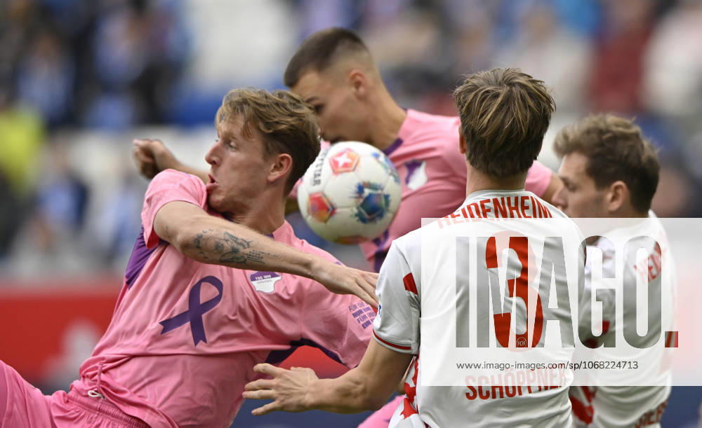 Strafraumszene, Torraumszene Kopfballduell Zweikampf Aktion Wouter Tohumcu TSG 1899 Hoffenheim (18) gegen Jan Schoeppner 1. FC Heidenheim 1846 FCH (03) TSG 1899 Hoffenheim vs 1. FC Heidenheim 1846 FCH 25.10.2025 DFL REGULATIONS PROHIBIT ANY USE OF PHOTOGRAPHS AS IMAGE SEQUENCES AND OR QUASI-VIDEO TSG 1899 Hoffenheim vs 1. FC Heidenheim 1846 FCH