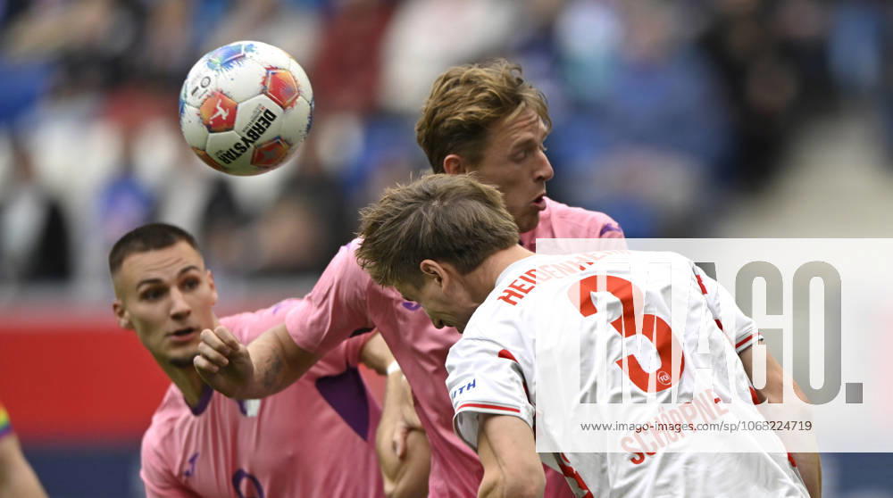 Strafraumszene, Torraumszene Kopfballduell Zweikampf Aktion Wouter Tohumcu TSG 1899 Hoffenheim (18) gegen Jan Schoeppner 1. FC Heidenheim 1846 FCH (03) TSG 1899 Hoffenheim vs 1. FC Heidenheim 1846 FCH 25.10.2025 DFL REGULATIONS PROHIBIT ANY USE OF PHOTOGRAPHS AS IMAGE SEQUENCES AND OR QUASI-VIDEO TSG 1899 Hoffenheim vs 1. FC Heidenheim 1846 FCH