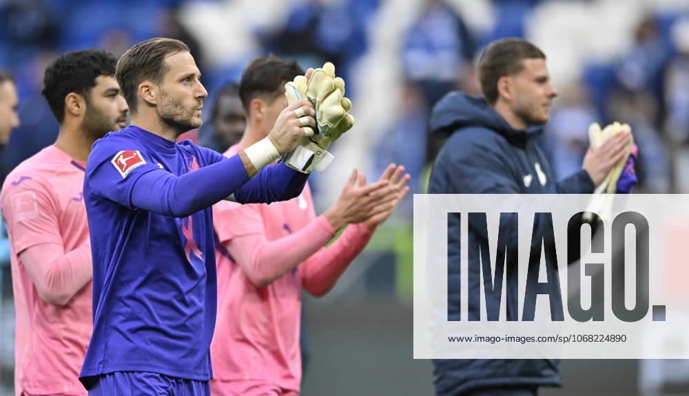 Nach Spielende: Schlussjubel, Freude, Glueck, Jubel Torwart Oliver Baumann TSG 1899 Hoffenheim (01) bedankt sich bei Fans TSG 1899 Hoffenheim vs 1. FC Heidenheim 1846 FCH 25.10.2025 DFL REGULATIONS PROHIBIT ANY USE OF PHOTOGRAPHS AS IMAGE SEQUENCES AND OR QUASI-VIDEO TSG 1899 Hoffenheim vs 1. FC Heidenheim 1846 FCH