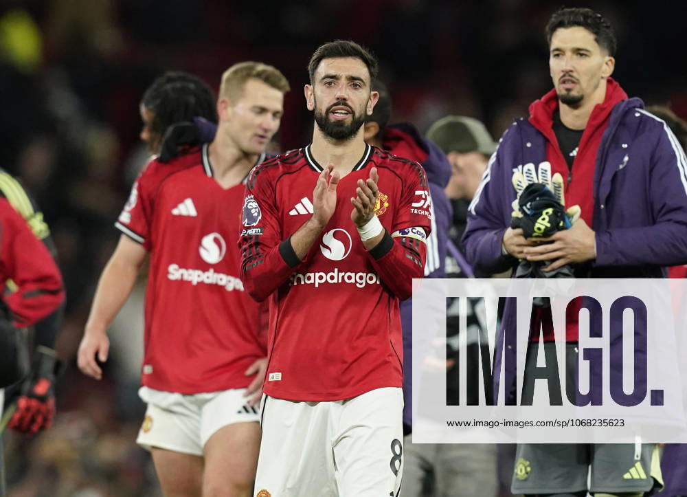 Manchester, England, 25th October 2025. Bruno Fernandes of Manchester United, ManU applauds the fans during the Manchester United vs Brighton and Hove Albion Premier League match at Old Trafford, Manchester. Picture credit should read: Andrew Yates Sportimage . SPI_078_AY_Man_Utd_Brighton SPI-4237-0077