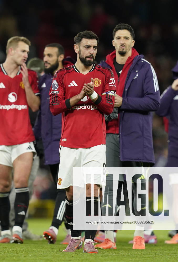 Manchester, England, 25th October 2025. Bruno Fernandes of Manchester United, ManU applauds the fans during the Manchester United vs Brighton and Hove Albion Premier League match at Old Trafford, Manchester. Picture credit should read: Andrew Yates Sportimage . SPI_080_AY_Man_Utd_Brighton SPI-4237-0079