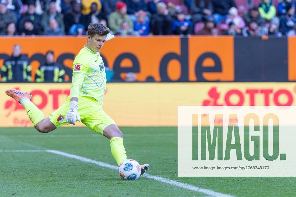 Torwart Finn Dahmen (FC Augsburg) in Aktion, FC Augsburg vs. RB Leipzig, Fussball, 1. Bundesliga, 8. Spieltag, 25.10.2025 DFB regulations prohibit any use of photographs as image sequences and or quasi-video