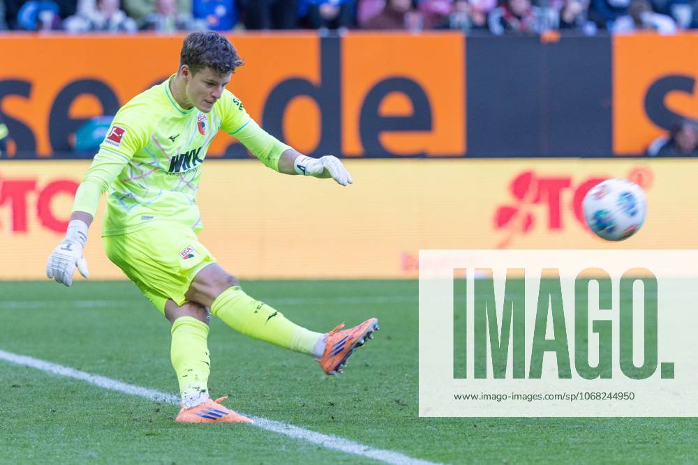 Torwart Finn Dahmen (FC Augsburg) in Aktion, FC Augsburg vs. RB Leipzig, Fussball, 1. Bundesliga, 8. Spieltag, 25.10.2025 DFB regulations prohibit any use of photographs as image sequences and or quasi-video