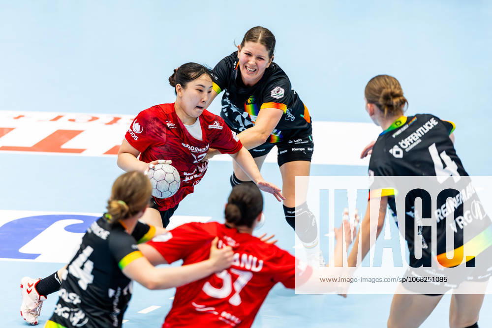 GER, Handball, Frauen, Saison 2025 2026, Alsco 1.Bl, 6.Spieltag, Thueringer HC - VfL Oldenburg Paulina Golla (VfL Oldenburg) Natsuki Aizawa (Thueringer HC,23) 99947 Bad Langensalza Salza Halle Sporthalle Mehrz Thüringen Deutschland