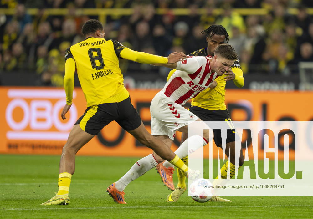 Marius Buelter (1. FC Koeln, 30) im Zweikampf mit Felix NMECHA (Borussia Dortmund, 8) und Carney Chibueze CHUKWUEMEKA (Borussia Dortmund, 17) 25.10.2025, Fussball, 1. Bundesliga: Borussia Dortmund - 1. FC Köln in Dortmund, Signal Iduna Park DFL regulations prohibit any use of photographs as image sequences and or quasi-video.