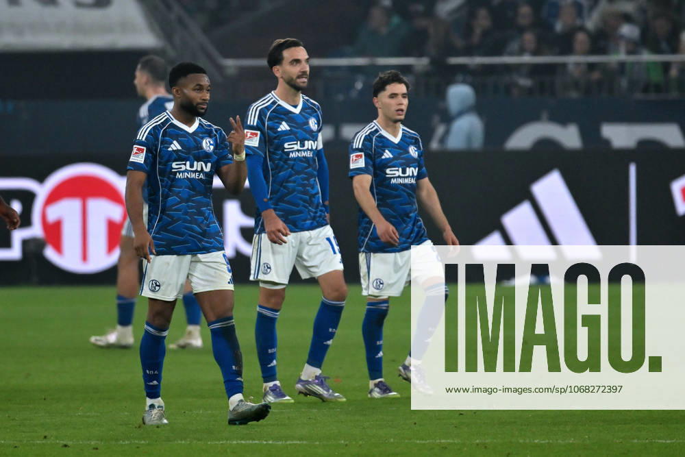 Moussa Sylla (FC Schalke 04), Kenan Karaman (FC Schalke 04), Soufiane El-Faouzi (Schalke 04), v.li. 24.10.2025, Fussball 2. Bundesliga, Saison 2025 2026, 10. Spieltag, FC Schalke 04 - SV Darmstadt 98 1:0 DFL regulations prohibit any use of photographs as image sequences and or quasi-video Gelsenkirchen Veltins Arena Nordrhein Westfalen Deutschland