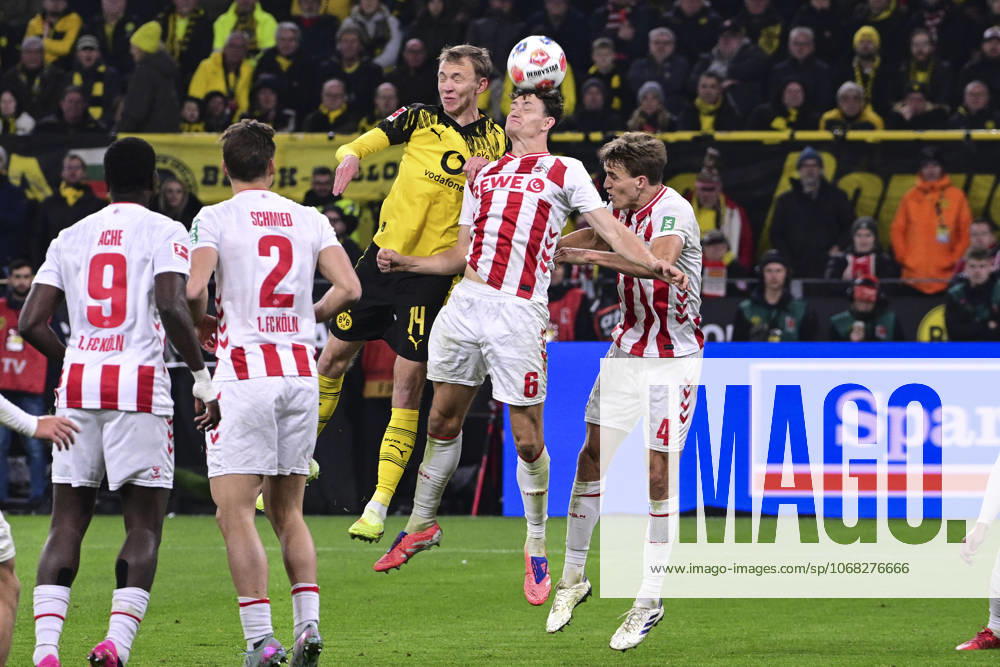 Maximilian Beier 14 (Borussia Dortmund) im Zweikampf mit Eric Martel (1. FC Köln, 6), Borussia Dortmund vs. 1.FC Koeln, Fussball, 1. Bundesliga, 08. Spieltag, 25.10.2025 DFB regulations prohibit any use of photographs as image sequences and or quasi-video Dortmund Nordrhein-Westfalen Deutschland