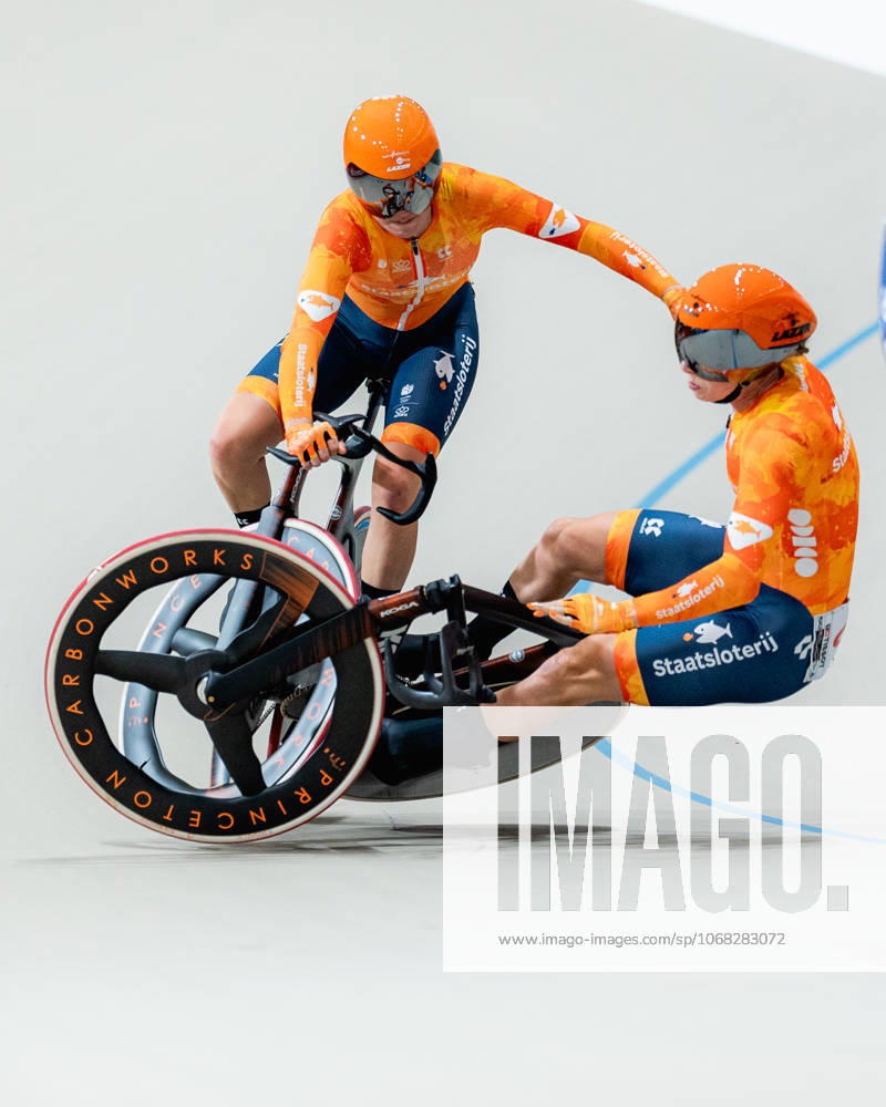2025 Tissot UCI Track World Championships Picture by Alex Whitehead SWpix.com - 25 10 2025 - Cycling - 2025 Tissot UCI Track World Championships - Velodromo PenalolÃ n, Santiago, Chile - Womens Madison - Lorena Wiebes (right) and Lisa van Belle (left) of the Netherlands crash during a handsling changeover. Santiago Velodromo Parque PenalolÃ n Chile