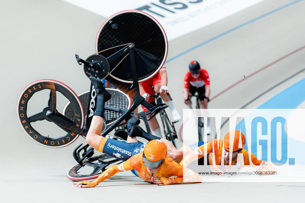 2025 Tissot UCI Track World Championships Picture by Alex Whitehead SWpix.com - 25 10 2025 - Cycling - 2025 Tissot UCI Track World Championships - Velodromo Penalolà n, Santiago, Chile - Womens Madison - Lorena Wiebes (right) and Lisa van Belle (left) of the Netherlands crash during a handsling changeover. Santiago Velodromo Parque Penalolà n Chile