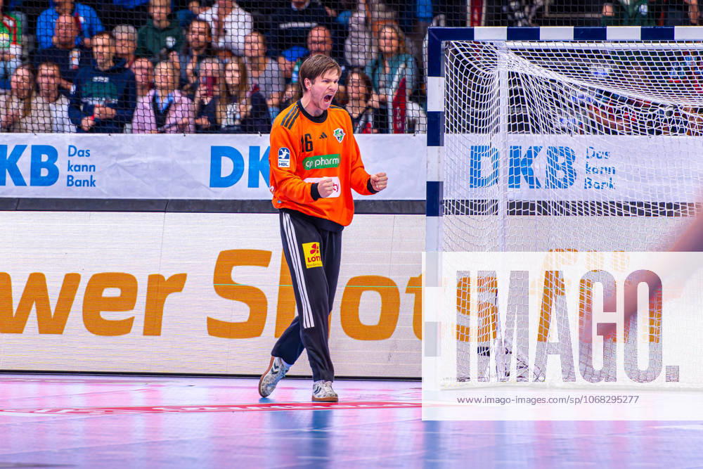 Simon Gade (TSV Hannover-Burgdorf, Nr. 16) (v.l.), TSV Hannover-Burgdorf (grün) gegen SC Magdeburg (weiß) am 10. Spieltag der Saison 2025 2026 in der DAIKIN Handball-Bundesliga (26.10.2025, ZAG Arena (Hannover, GER),