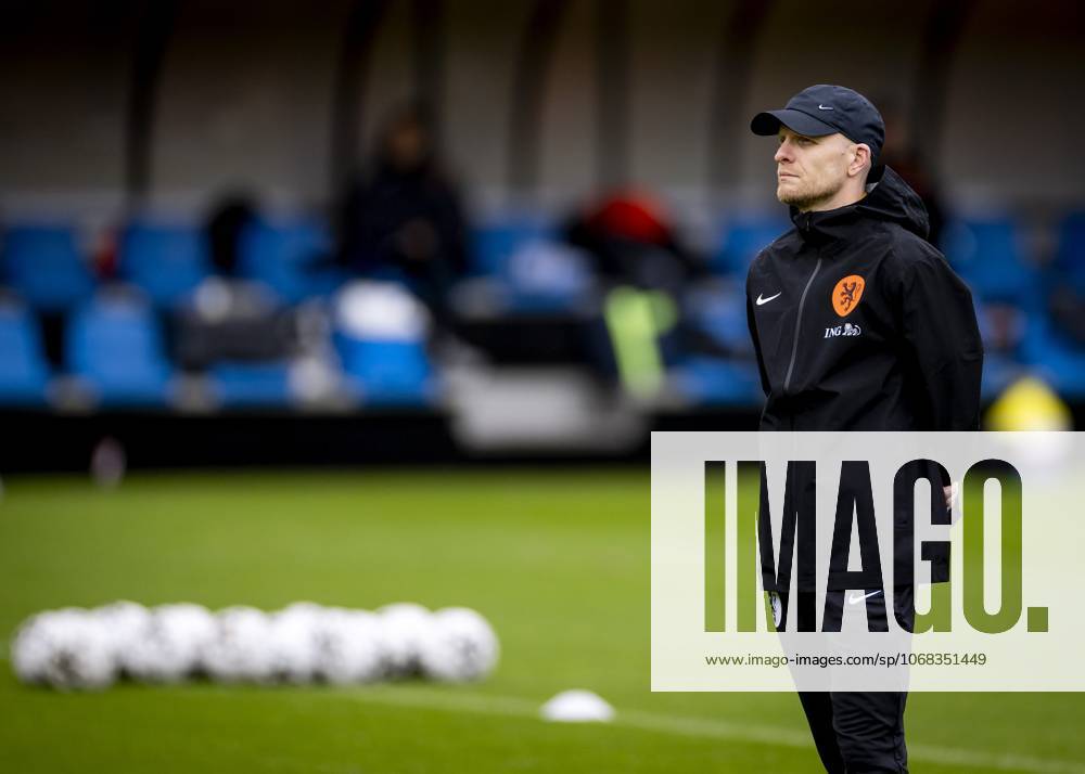 ZEIST - National coach Arjan Veurink during a training session. The Dutch team is preparing for the friendly against Canada. ANP KOEN VAN WEEL ANPxSportx IVx 540461761 originalFilename: 540461761