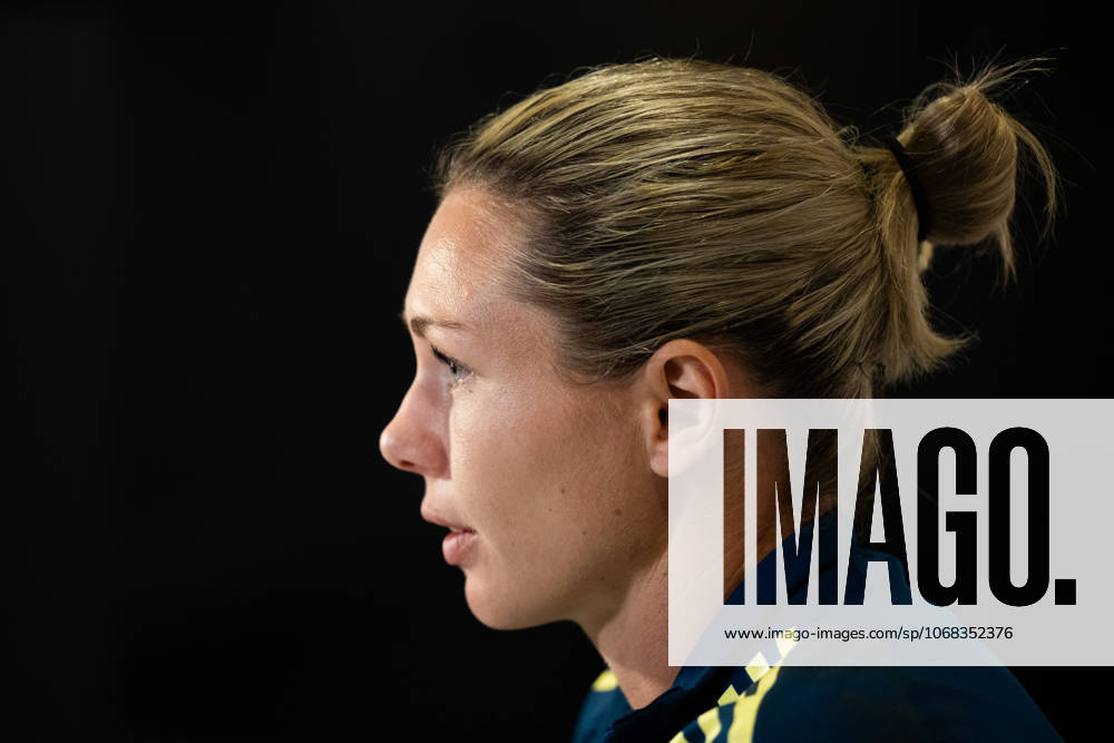 Goalkeeper Jennifer Falk of the Swedish women s national football team is interviewed in the mixed zone after a training session on October 27, 2025 in Gothenburg. Photo: Mathias Bergeld BILDBYRAN kod MB MB1227 fotboll football soccer fotball nations league uefa womens nations league träning practice training sverige sweden dam bbeng