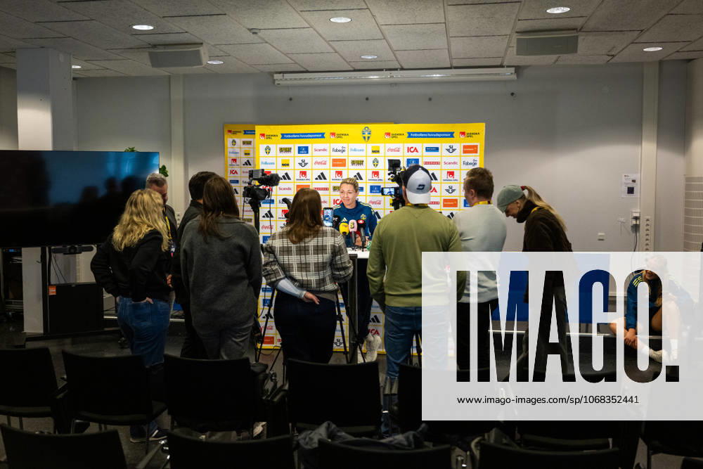 Goalkeeper Jennifer Falk of the Swedish women s national football team is interviewed in the mixed zone after a training session on October 27, 2025 in Gothenburg. Photo: Mathias Bergeld BILDBYRAN kod MB MB1227 fotboll football soccer fotball nations league uefa womens nations league träning practice training sverige sweden dam bbeng