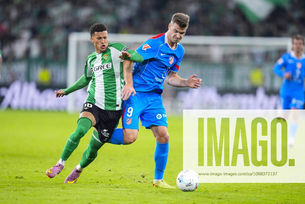 Nelson Deossa of Real Betis and Alexander Sorloth of Atletico de Madrid in action during the Spanish league, LaLiga EA Sports, football match played between Real Betis and Atletico de Madrid at La Cartuja stadium on October 27, 2025, in Sevilla, Spain. Sevilla SPAIN - ZUMAa181 20251027_zaa_a181_087