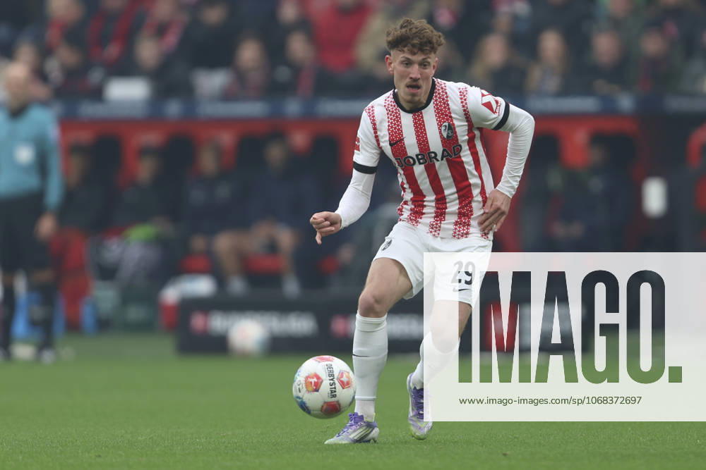 Philipp Treu (SC Freiburg) in Aktion, am Ball, Einzelaktion waehrend des spiels der Bundesliga zwischen Bayer 04 Leverkusen und Club Freiburg, BayArena am 26. October 2025 in Leverkusen, Deutschland. (Foto von Oliver Kaelke DeFodi Images) +++ Philipp Treu (SC Freiburg) controls the ball during the Bundesliga match between Bayer 04 Leverkusen and Sport-Club Freiburg at BayArena on October 26, 2025 in Leverkusen, Germany. (Photo by Oliver Kaelke DeFodi Images) DFL regulations prohibit any use of photographs as image sequences and or quasi-video. (Photo by Oliver Kaelke DeFodi Images) Philipp Treu SC Freiburg in action, on the ball, single action during the Bundesliga match between Bayer 04 Leverkusen and Sport Club Freiburg, BayArena on October 26, 2025 in Leverkusen, Germany Photo by Oliver Kaelke DeFodi Images Philipp Treu SC Freiburg controls the ball during the Bundesliga match between Bayer 04 Leverkusen and Sport Club Freiburg at BayArena on October 26, 2025 in Leverkusen, Germany Photo by Oliver Kaelke DeFodi Images DFL regulations prohibit any use of photographs as image sequences and or quasi video Photo by Oliver Kaelke DeFodi Images
